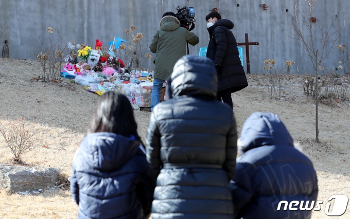 배우 이영애가 자녀들과 함께 5일 경기 양평 하이패밀리 안데르센 공원묘지를 찾아 입양 후 양부모에게 장기간 학대를 당해 숨진 16개월 영아 정인(가명)양을 추모하고 있다. 정인 양은 지난해 10월 13일 양천구 목동의 한 병원에서 사망했다. 양모 장씨로부터 상습적인 폭행·학대를 당했으며, 등 쪽에 강한 충격을 받아 사망에 이른 것으로 조사됐다. 정인 양은 지난해 10월 16일 경기 양평군 서종면의 어린이 전문 화초장지인 '하이패밀리 안데르센 공원묘원'에 화장한 유골을 화초 주변에 묻는 화초장 방식으로 안치됐다. 2021.1.5/뉴스1 © News1 박지혜 기자