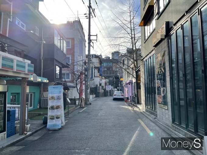 상수동 공인중개사사무소 관계자는 상수동 상권에 대해 “코로나19 유행 이전에는 카페 양도를 할 때 5000만~1억원의 권리금이 형성됐다가 요즘은 아예 권리금을 포기하는 경우가 많아졌다. 빨리 처분하고 싶어도 처분이 잘 안 되기 때문”이라고 말했다. /사진=강수지 기자