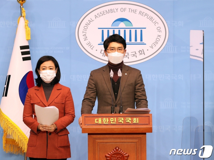 성폭행 의혹이 불거진 김병욱(오른쪽) 국민의힘 의원에 대해 민주당이 당 차원에서 진상조사를 진행하라고 촉구했다. 사진은 지난해 12월30일 아동의 훈육 빙자 폭력 방지 대책을 촉구하며 아동학대 방지 관련 4법 발의 기자회견을 한 김 의원. /사진=뉴스1