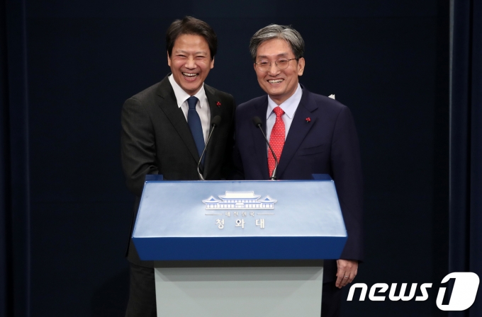 임종석 전 대통령비서실장과 노영민 전 대통령비서실장. 2019.1.8/뉴스1 © News1 오대일 기자