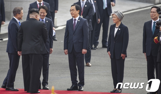 김정은 북한 국무위원회 위원장이 2018년 경기도 파주 판문점 남측 평화의 집 앞에서 열린 공식환영식에서 문 대통령의 안내를 받으며 임종석 비서실장과 인사하고 있다.2018.4.27/뉴스1 © News1 한국공동사진기자단