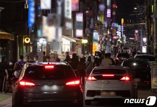 정부가 이번주 신규 확진자 목표를 400~500명으로 제시했다. 이를 충족하면 사회적 거리두기가 2단계로 하향될 가능성이 커진다./사진=뉴스1 