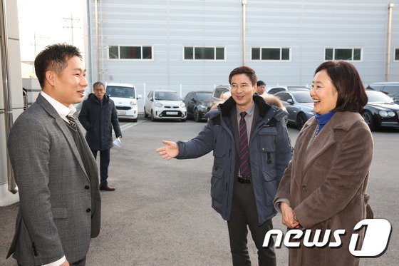 2019년 12월, 박영선 중소벤처기업부 장관이 경기도 화성시 남양읍에 위치한 코아드를 방문해 이대훈 대표와 인사를 나누고 있다./사진=뉴스1