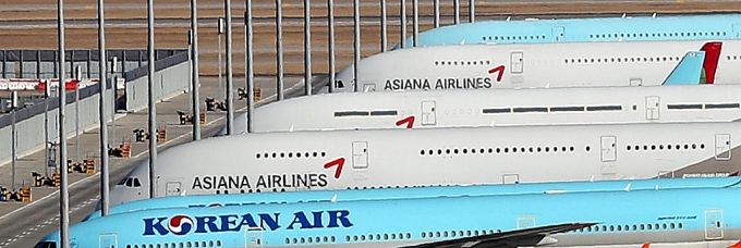 인천국제공항 전망대에서 바라본 계류장에 대한항공과 아시아나항공 여객기가 보이고 있다./사진=뉴스1 박지혜 기자