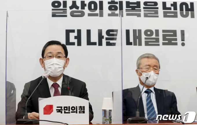 주호영 국민의힘 원내대표가 YTN 라디오에 출연해 국민의당과 합당에 대한 논의에 대해 부정적 입장을 취했다. 사진은 지난 11일 비대위 회의에서 모두발언을 하는 주 원내대표(왼쪽). /사진=뉴스1