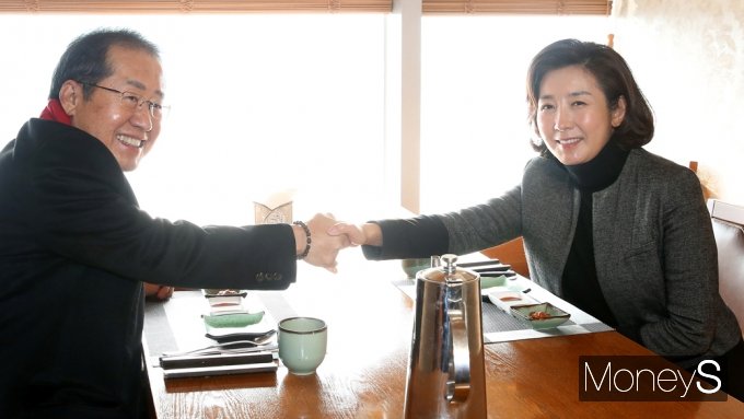 [머니S포토] 미소 짓는 홍준표와 나경원