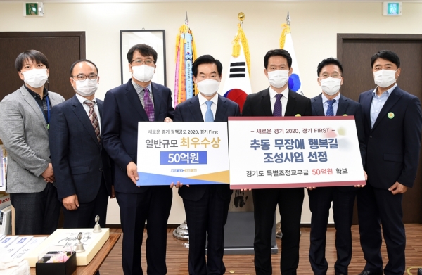 의정부시(시장 안병용)는 도시를 대표하는 추동근린공원에서 사회적약자를 포함한 시민 누구나 불편 없이 산책을 즐길 수 있도록 장애가 없는 길, 추동 무장애 행복길을 2021년부터 2023년까지 조성할 계획이라고 12일 밝혔다. 안병용 시장(좌측 4번째). / 사진제공=의정부시
