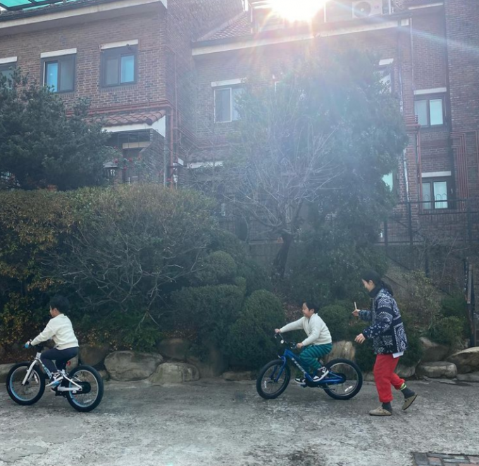 이휘재·문정원 부부가 아래층에 사는 주민과 층간소음 갈등에 휘말렸다. /사진=문정원 인스타그램
