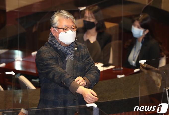 조응천 더불어민주당 의원이 14일 오후 국회에서 열린 본회의에서 남북관계 발전법 개정안에 대한 무제한 토론 종결을 위한 표결을 마친 뒤 의석으로 돌아오고 있다. 2020.12.14/뉴스1 © News1 박세연 기자