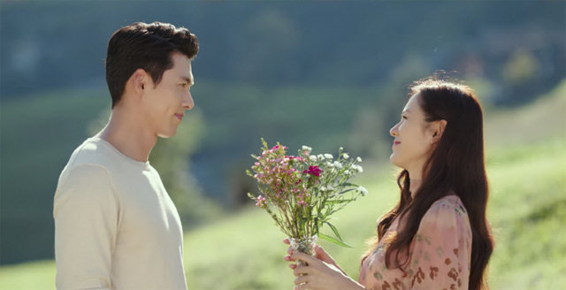 배우 현빈과 손예진은 드라마 ‘사랑의 불시착’에서 북한 장교 리정혁과 한국 대기업 상속녀 윤세리의 사랑 이야기를 연기했다. /사진=tvN 제공