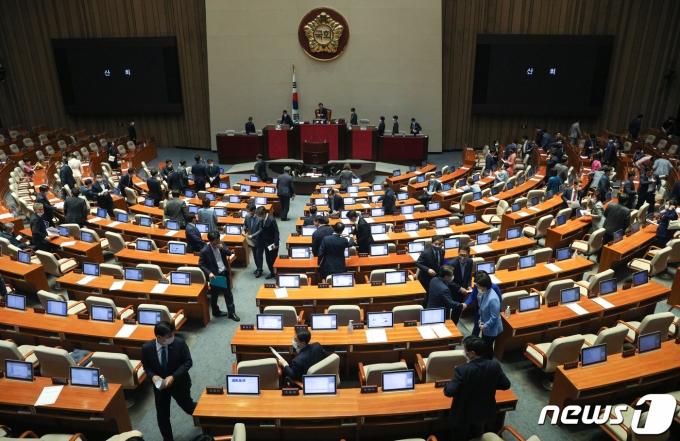 서울 여의도 국회에서 열린 제380회국회(임시회) 제8차 본회의에서 여야 의원들이 산회가 선포되자 본회의장을 나서고 있다. 2020.8.4/뉴스1 © News1 성동훈 기자