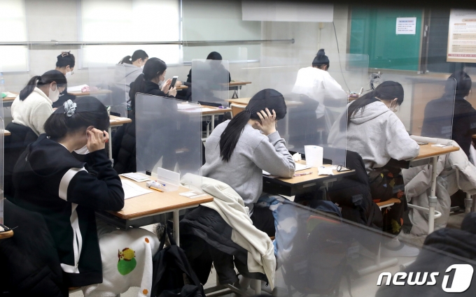 2021학년도 대학수학능력시험이 실시된 3일 오전 대전교육청 제27지구 제13시험장이 마련된 괴정고등학교에서 수험생들이 시험 시작을 기다리고 있다. (대전교육청 제공) 2020.12.3/뉴스1 &c
