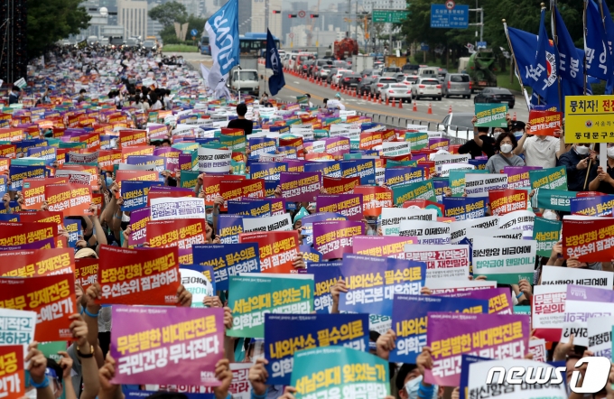 집단휴진 총파업에 나선 대한의사협회 회원들이 서울 영등포구 여의대로에서 열린 '4대 악(惡) 의료 정책 저지를 위한 전국의사총파업 궐기대회'에서 의과대학 정원 확대, 공공의대 설립, 한방 첩약 급여화, 비대면 진료 육성 등에 반대하며 손 피켓을 들고 있다. 2020.8.14/뉴스1 © News1 이동해 기자