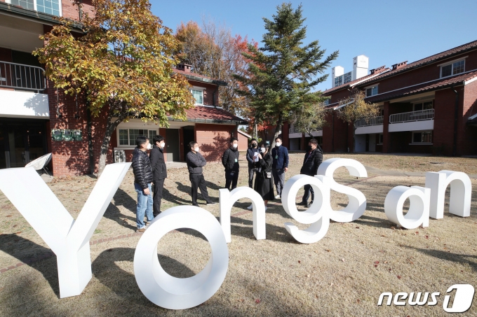 지난해 11월10일 서울 용산구 서빙고로 용산공원 부분 개방 부지(옛 미군장교숙소 5단지)를 찾은 시민들이 주요 시설을 둘러보고 있다./뉴스1 © News1 박정호 기자