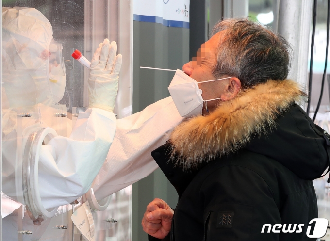 코로나19가 발생하면서 언택트, 팬데믹 등 각종 외국어 사용이 많아졌다. 이로 인해 다른 연령층보다 외국어표현 이해도가 낮은 고령층이 감염병 관련 정보를 얻는 데 어려움이 있다는 지적이 나온다. 사진은 서울 용산구 서울역에 마련된 임시선별검사소에서 한 시민이 코로나19 검사를 받는 모습. /사진=뉴스1