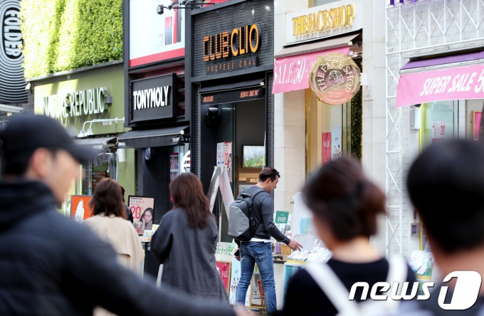 외국어 대신 우리말을 사용하자는 지적에도 아파트 단지와 방송, 상점 간판에 이르기까지 외국어 사용이 줄지 않고 있다. 사진은 외국어 간판이 즐비한 2018년 10월 서울 중구 명동 거리의 모습. /사진=뉴스1