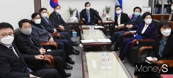 [머니S포토] 이명박·박근혜 사면 문재인 대통령 입장듣는 민주당
