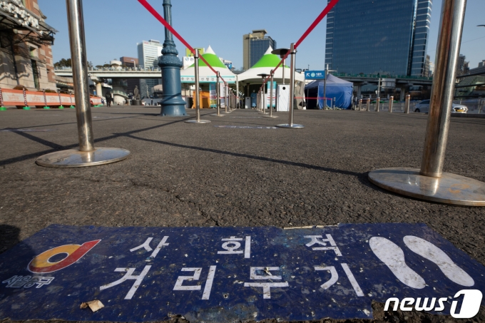 국내 코로나19 확진자수와 사망자수가 OECD와 비교해 적은 것으로 나타났다. 사진은 지난 20일 한산한 모습을 보인 서울 중구 서울역광장에 마련된 임시선별검사소. /사진=뉴스1