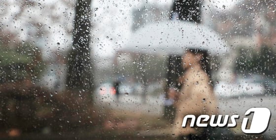 21일 내륙에 유입된 따뜻한 남서풍 영향으로 기온이 평년 수준을 회복하면서 한파는 물러날 것으로 예상된다. 오후부터는 전국 곳곳 비가 내리는 곳이 있겠다. /사진=뉴스1
