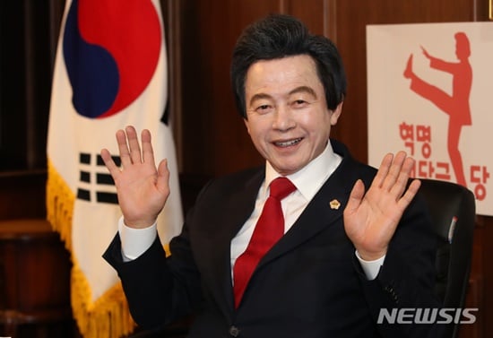 서울시장 보궐선거 출마를 선언한 허경영 국가혁명당 대표가 파격적인 공약을 내놨다. /사진=뉴시스