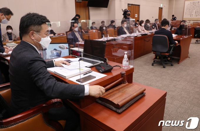 오는 25일로 예정된 박범계 법무부 장관 후보자의 인사청문회까지 마무리 되면 6개 부처의 장관 교체 작업이 마무리 된다. 사진은 지난 14일 서울 여의도 국회에서 김진욱 공수처장 후보자와 박범계 법무부 장관 후보자의 인사청문계획서를 의결한 모습. /사진=뉴스1