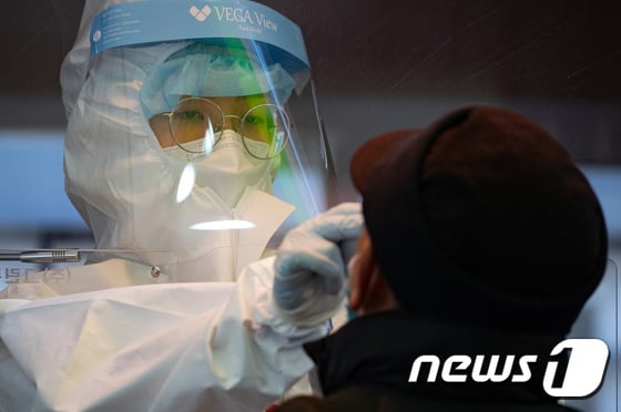확진율을 보면 지난해 말 시작된 겨울철 대유행 이후 코로나19 감염세가 어느 정도 감소하는 추세지만 정부는 경계를 늦춰선 안된다고 경고한다. /사진=뉴스1