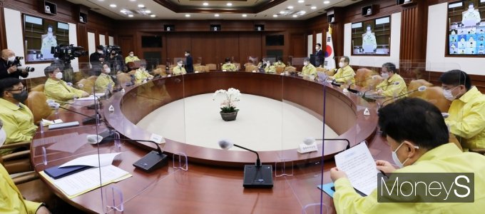 [머니S포토] 코로나19 중대본 회의 주재하는 '정세균'