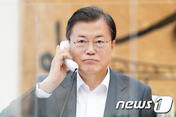 문재인 대통령이 조 바이든 미국 대통령에게 축전을 보내 흔들림 없는 한미동맹을 강조했다. 사진은 지난해 11월12일 청와대 관저 접견실에서 당시 조 바이든 미국 대통령 당선인과 전화통화를 하는 문 대통령. /사진=뉴스1 (청와대 제공)