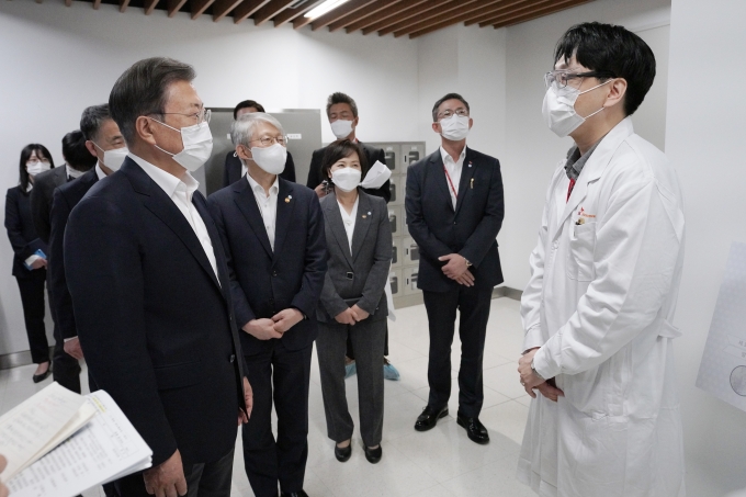 문재인 대통령이 지난해 10월 신종 코로나바이러스 감염증(코로나19) 백신 개발 기업 현장방문의 일환으로 경기 성남 소재의 SK바이오사이언스를 방문, 이건세 SK바이오사이언스 연구팀장으로부터 연구시설에 대한 설명을 듣고 있다. /사진=유승관 뉴스1 기자