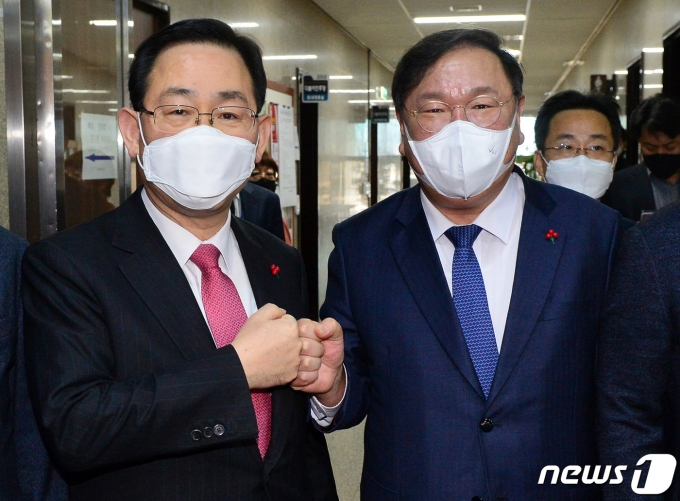 더불어민주당 지지도가 8주 만에 국민의힘을 누른 것으로 조사됐다. 사진은 김태년(오른쪽) 민주당 원내대표와 주호영 국민의힘 원내대표. /사진=뉴스1