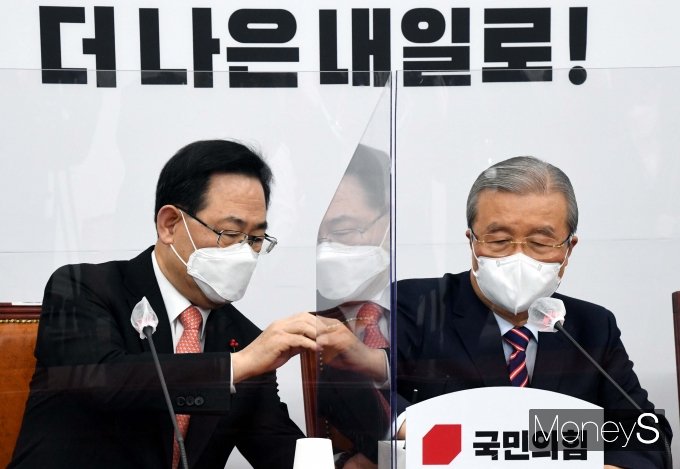 [머니S포토] 비대위서 대화하는 김종인 위원장과 주호영 원내대표