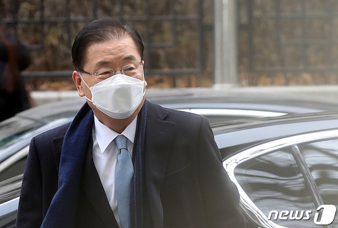 정의용 외교부 장관 후보자가 "막중한 책임감을 느낀다"며 "최선을 다하겠다"고 다짐했다. 사진은 정 후보자가 21일 서울 종로구의 한 빌딩에 마련된 청문회 준비 사무실로 출근하는 모습. /사진=뉴스1