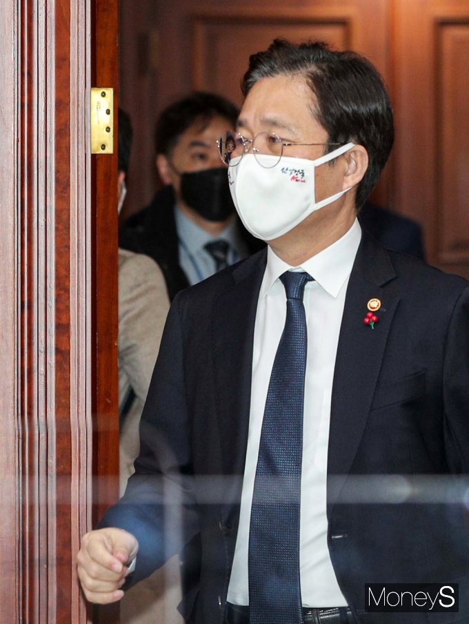 [머니S포토] BIG3 추진회의 입장하는 산업부 '성윤모'