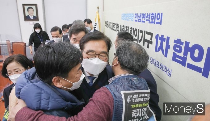 [머니S포토] 택배노동자 과로사대책위와 포옹하는 우원식 의원