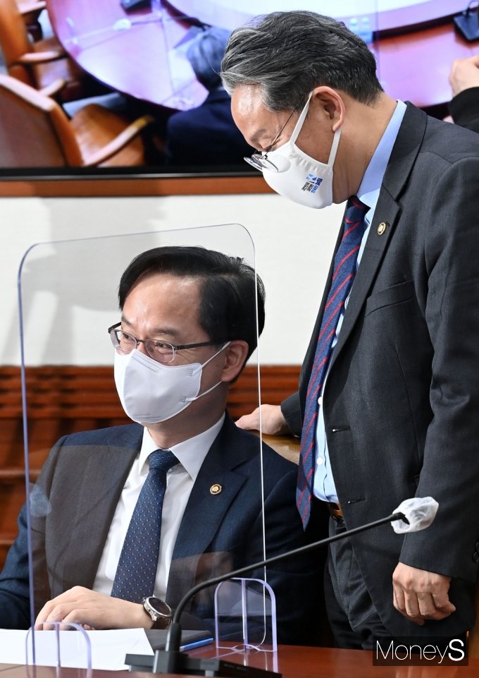 [머니S포토] BIG3 추진회의, 대화 나누는 중기-국토2차관