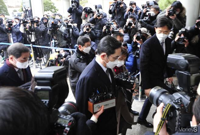 이재용 삼성전자 부회장이 지난 18일 국정농단 파기환송심 선고공판에서 징역 2년6개월의 실형을 선고받고 법정구속됐다. / 사진=장동규 기자