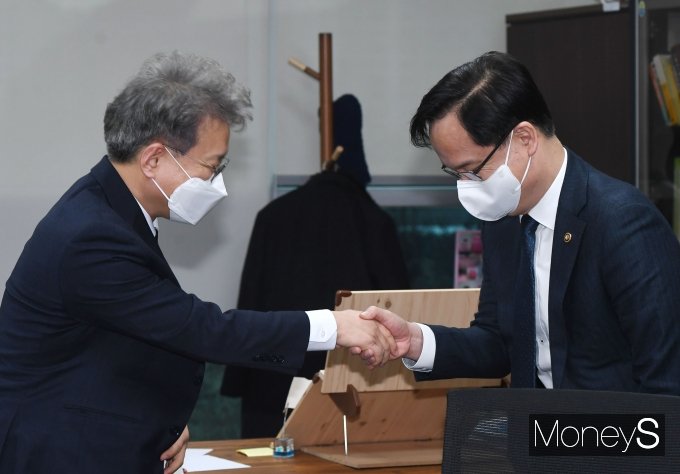 [머니S포토] 악수하는 권칠승 내정자·강성천 차관