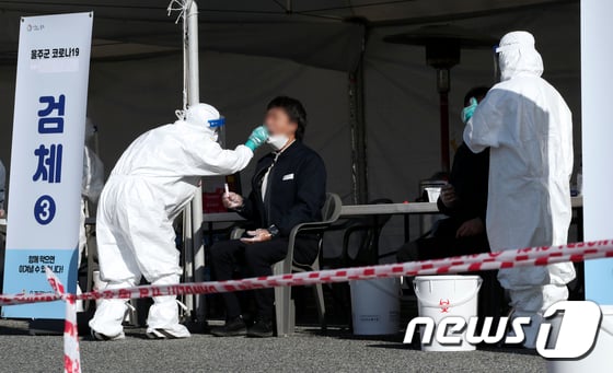 2월 말로 예정됐던 코로나19 백신 국내 도입 시기가 설 연휴 전으로 앞당겨질 것으로 보인다. 사진은 지방의 한 선별진료소. /사진=뉴스1