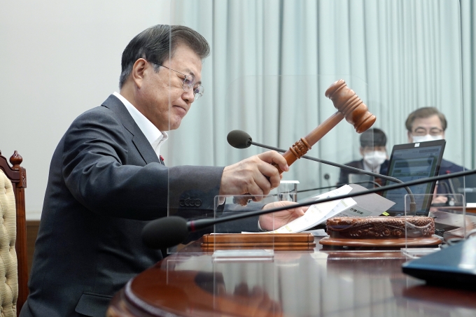 문재인 대통령의 국정운영 지지율이 44%를 기록하며 지난해 12월 중순 이후 꾸준한 상승세를 보이고 있다. 사진은 문 대통령이 지난 19일 청와대 여민관에서 열린 국무회의를 주재하는 모습. /사진=뉴스1 