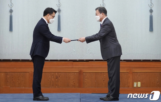 문재인 대통령(오른쪽)이 21일 오전 청와대에서 김진욱 초대 고위공직자범죄수사처장에게 임명장을 수여하고 있다. /사진=뉴스1