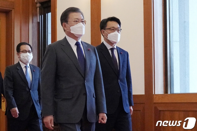 문재인 대통령(가운데)이 21일 오전 청와대에서 김진욱 초대 고위공직자범죄수사처장(오른쪽)에게 임명장을 수여한 후 환담장으로 이동하고 있다 /사진=뉴스1