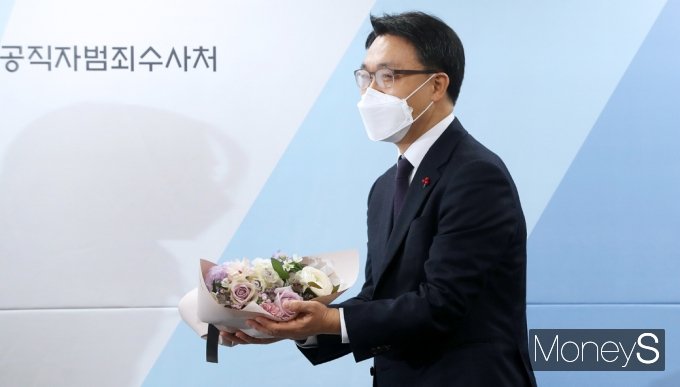 [머니S포토] 초대 공수처장 김진욱 