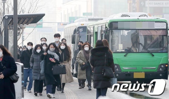 시내버스에서 하차하던 승객의 겉옷이 버스 뒷문에 끼어 해당 승객이 숨지는 사고가 발생했다. 사진은 기사 내용과 관련 없음. /사진=뉴스1