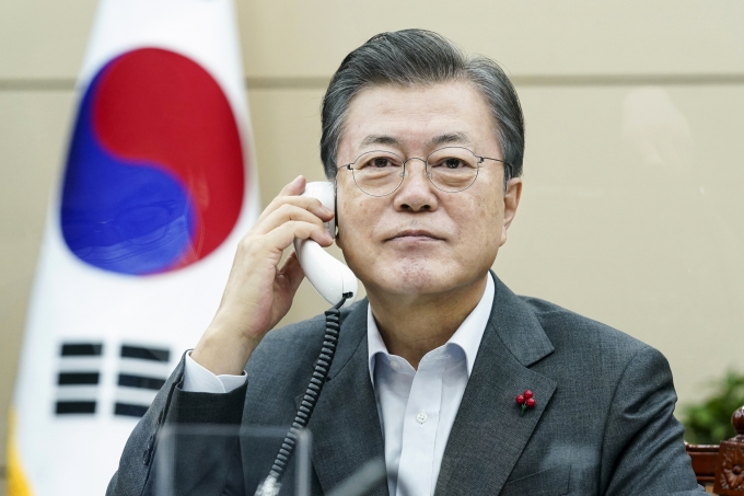 신년 기자회견 이후 문재인 대통령의 국정운영 지지율이 조사 기관마다 급반등과 역대 최저치라는 반대 양상을 보이는 것으로 나타났다. 사진은 문재인 대통령이 22일 오전 청와대에서 카를로스 알바라도 코스타리카 대통령과 통화하고 있는 모습. /사진=뉴스1