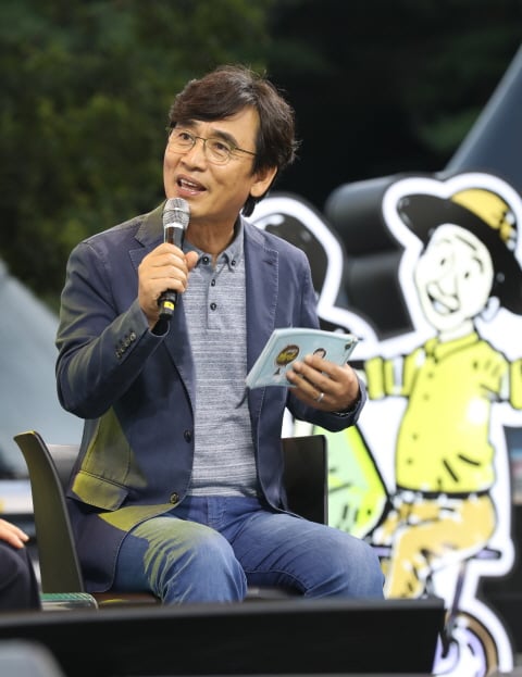 유시민 노무현재단 이사장이 검찰이 노무현 재단 계좌를 들여다봤다는 의혹이 사실이 아니라며 인정하고 사과했다. 사진은 2019년 8월31일 유 이사장이 경남 김해 봉하마을 내 생태문화공원에서 열린 '노무현 전 대통령 탄생 73주년 기념 2019 봉하음악회'에서 '천년의 질문, 봉하에서 묻고 답하다'를 주제로 대담을 하고 있다. /사진=뉴스1