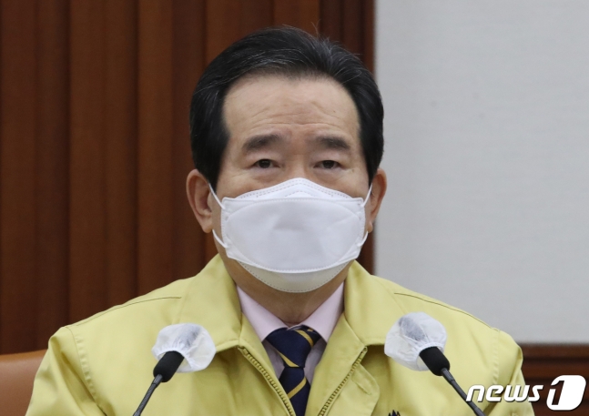 정세균 국무총리가 22일 정부서울청사에서 신종 코로나바이러스 감염증(코로나19) 대응 중앙재난안전대책본부 회의를 주재하면서 "그렇지 않아도 힘들어하는 자영업자의 불안감을 파고들어 선거에 이용하려는 일부 정치인의 행태가 참으로 개탄스럽다"고 언급했다. /사진=뉴스1