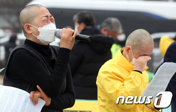 세월호 참사 유가족들이 22일 청와대 분수대 앞에서 특수단 수사 결과  규탄 및 문재인 정부의 책임과 역할 촉구 공동집중행동 선포 기자회견을 하고 있다./사진=뉴스1