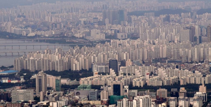 한국부동산원에 따르면 지난해 외국인 국내 건축물(아파트·단독·다세대·오피스텔 등) 연간 누적 거래량은 2만1048건으로, 전년보다 18.5% 증가했다. /사진=머니투데이