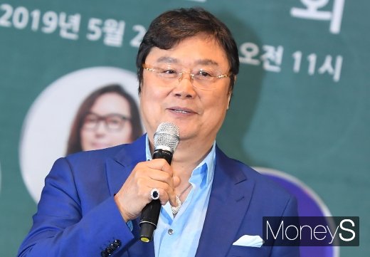 배우 백일섭과 50년 절친이라고 밝힌 남진의 나이에 관심이 모아진다. /사진=장동규 기자