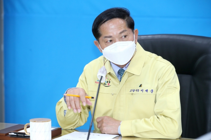 이재준 고양시장은 지난 25일 밤, 자신의 SNS에 “확진자가 발생한 지 1년이 됐다”며 “매일 아침 재난안전대책본부 회의를 열어 집단지성을 빌렸고, 안심카 선별진료소, 안심콜 출입관리와 같은 고양시의 아이디어로 코로나19 시대 새로운 기준을 만들어냈다”며 방역에 협조한 의료진, 공직자, 자영업자, 시민들에게 감사의 마음을 전했다. / 사진제공=고양시